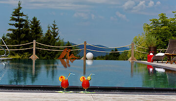 Pool mit Cocktails und herrlichem Ausblick - Urlaub in Bayern